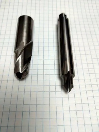 Монолитная твердосплавная сферическая фреза со спиральными канавками, крупным планом.